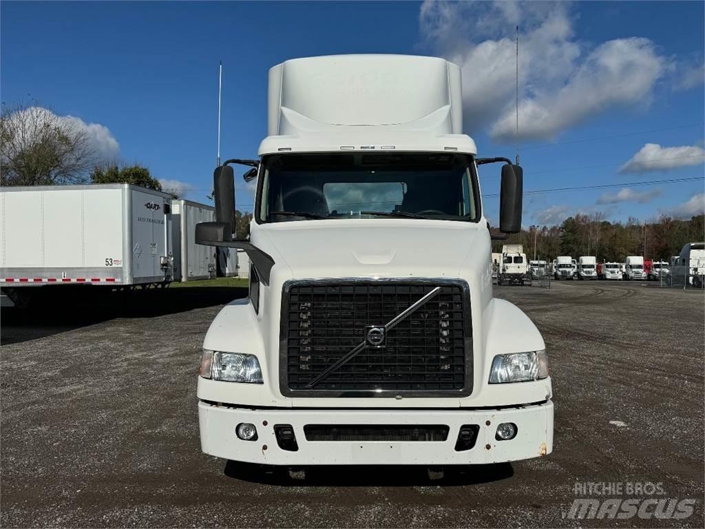 Volvo VNM64T200 牵引车