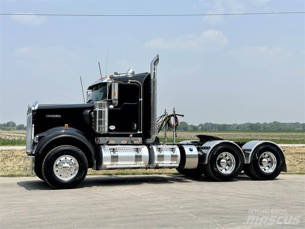 Kenworth W900 牵引车