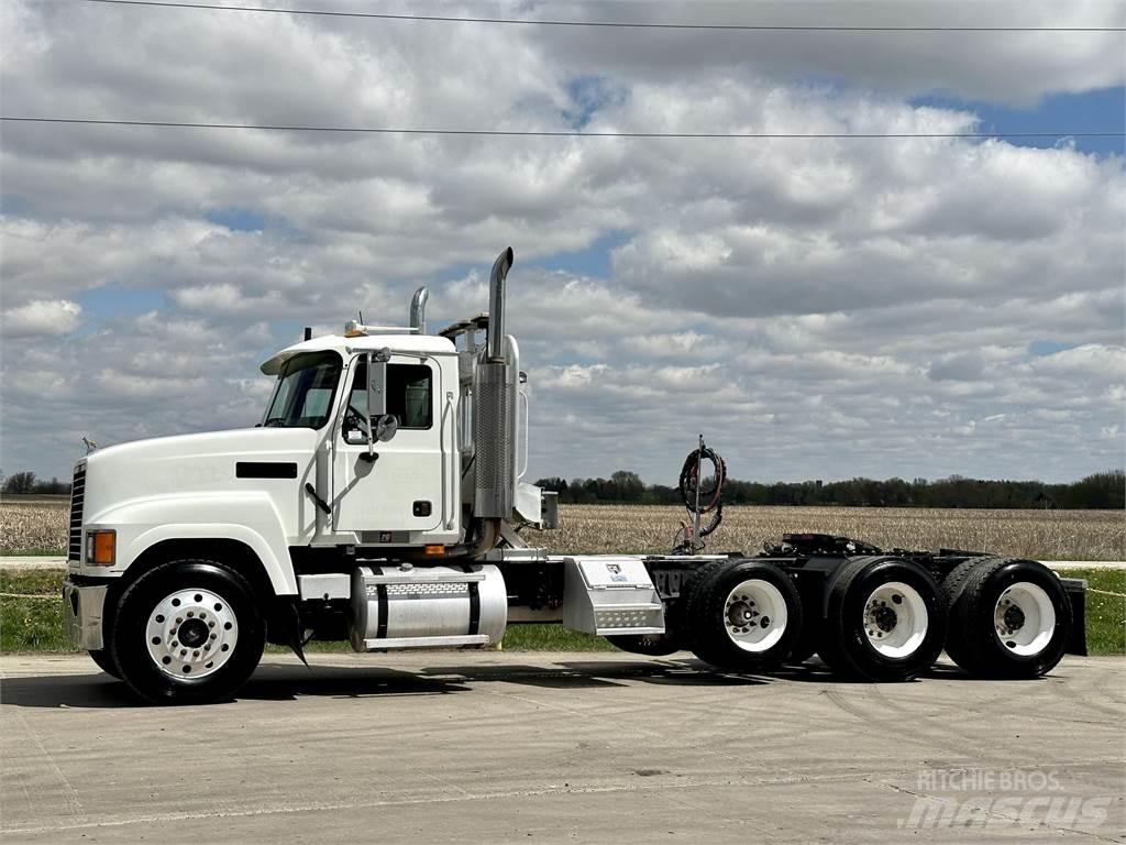 Mack CH613 牵引车