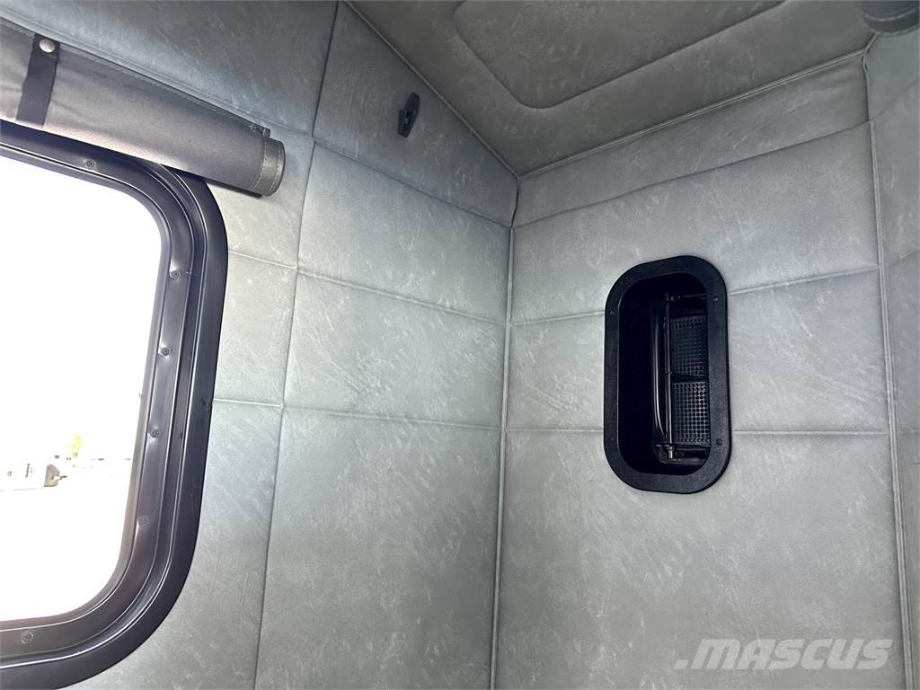Mack Titan TD713 牵引车