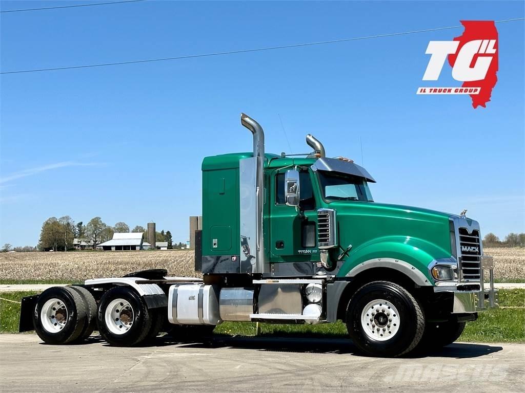 Mack Titan TD713 牵引车