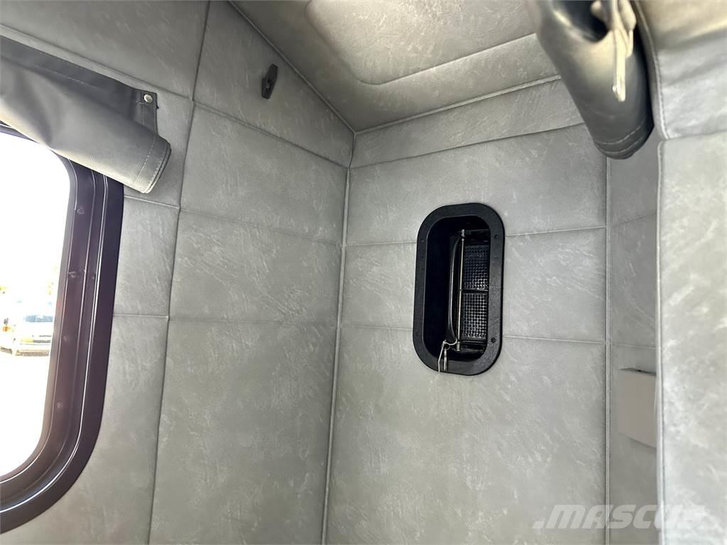 Mack Titan TD713 牵引车