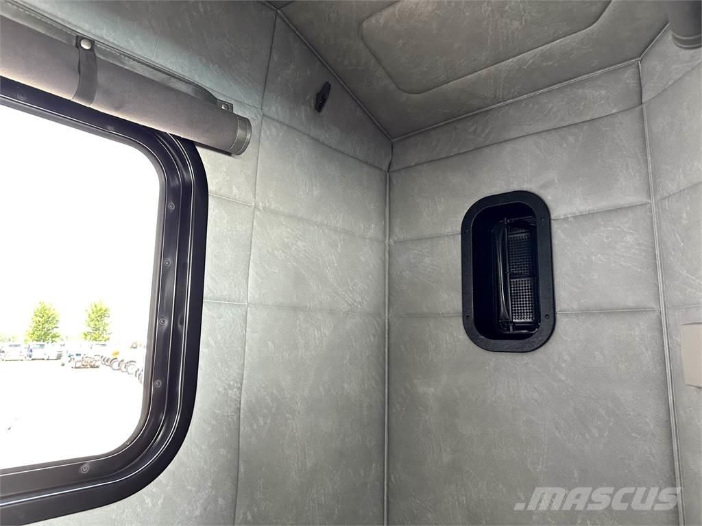 Mack Titan TD713 牵引车