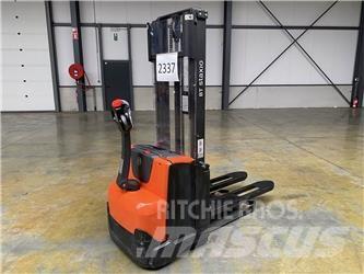 Toyota BT SWE100 行走式堆垛机