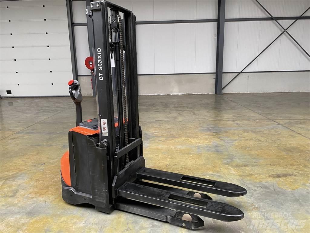 Toyota BT SWE100 行走式堆垛机