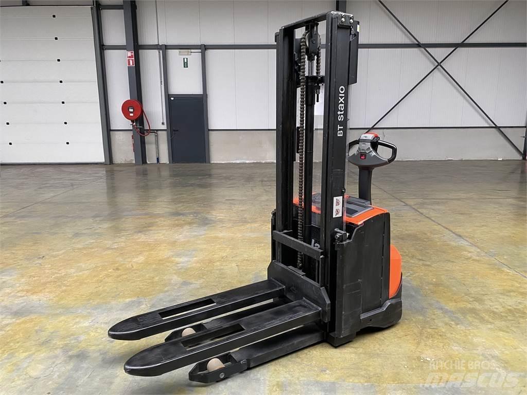Toyota BT SWE100 行走式堆垛机