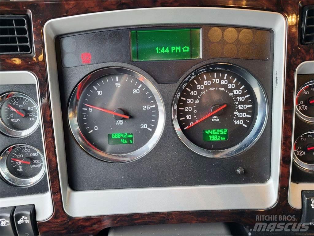 Kenworth W900 牵引车