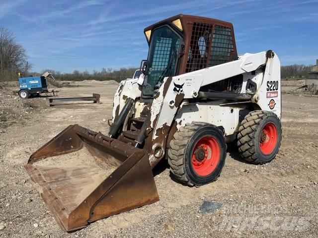 Bobcat S220 滑移装载机