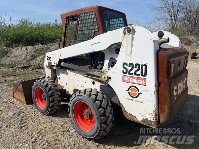 Bobcat S220 滑移装载机