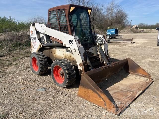 Bobcat S220 滑移装载机