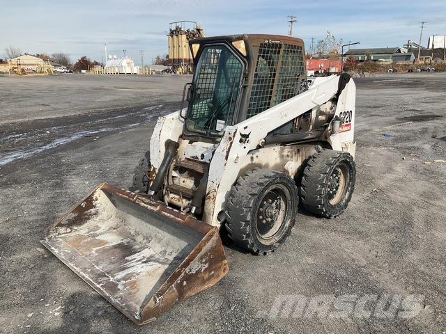 Bobcat S220 滑移装载机