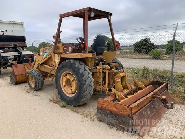 Case IH 480ELL 前装载和挖掘机
