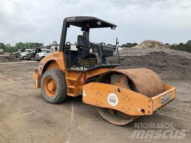 CASE SV208 单轮压路机