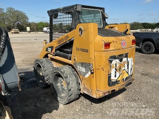 CAT 226B3 滑移装载机