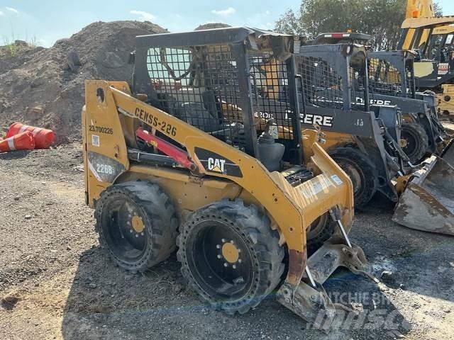 CAT 226B3 滑移装载机