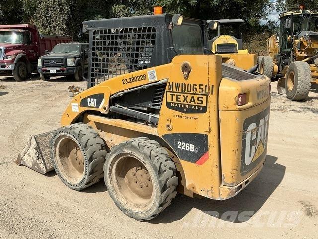 CAT 226B3 滑移装载机