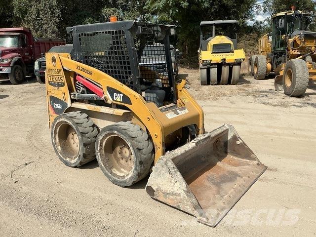 CAT 226B3 滑移装载机