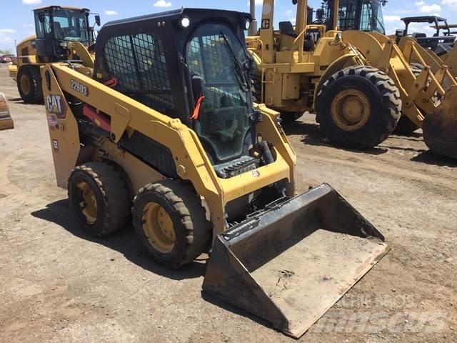 CAT 226D3 滑移装载机