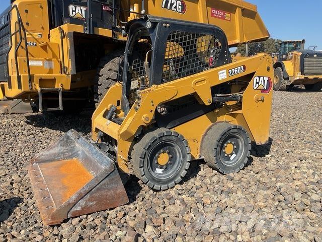 CAT 226D3 滑移装载机