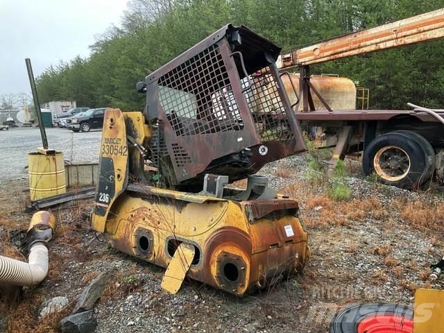 CAT 236 滑移装载机