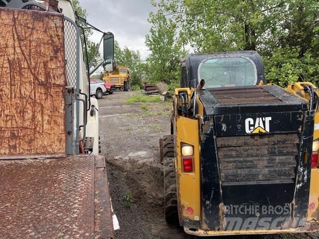 CAT 236D 滑移装载机