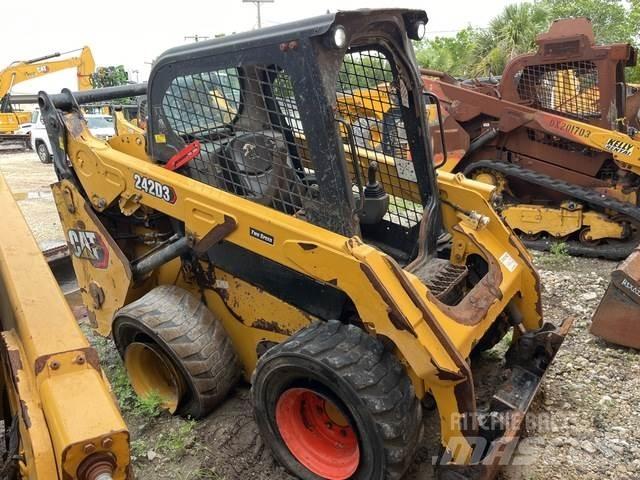 CAT 242D3 滑移装载机