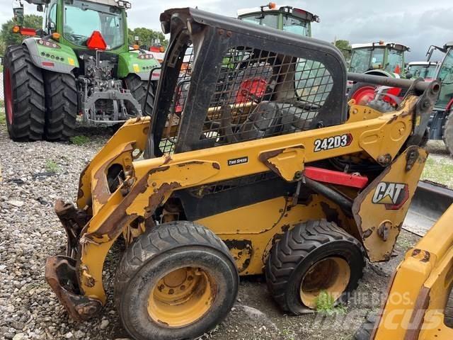 CAT 242D3 滑移装载机