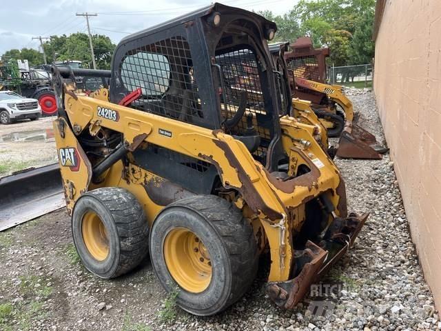CAT 242D3 滑移装载机