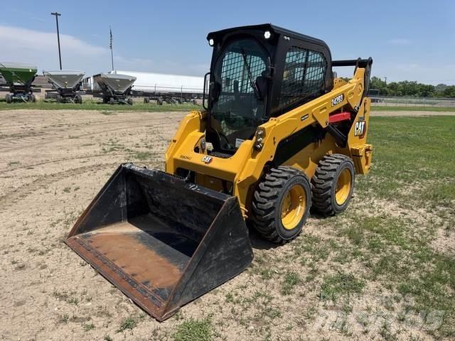 CAT 242D3 滑移装载机