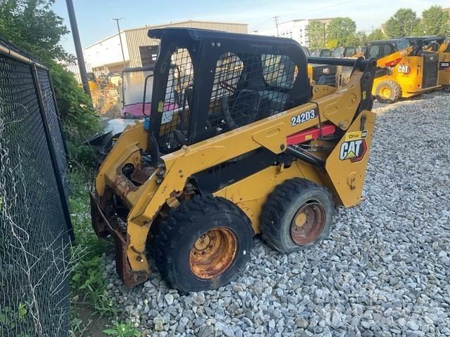 CAT 242D3 滑移装载机