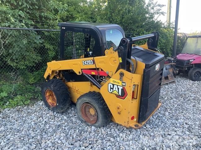 CAT 242D3 滑移装载机