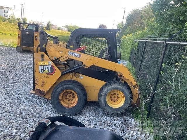 CAT 242D3 滑移装载机