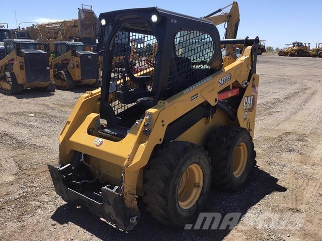 CAT 242D3 滑移装载机
