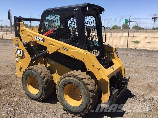 CAT 242D3 滑移装载机