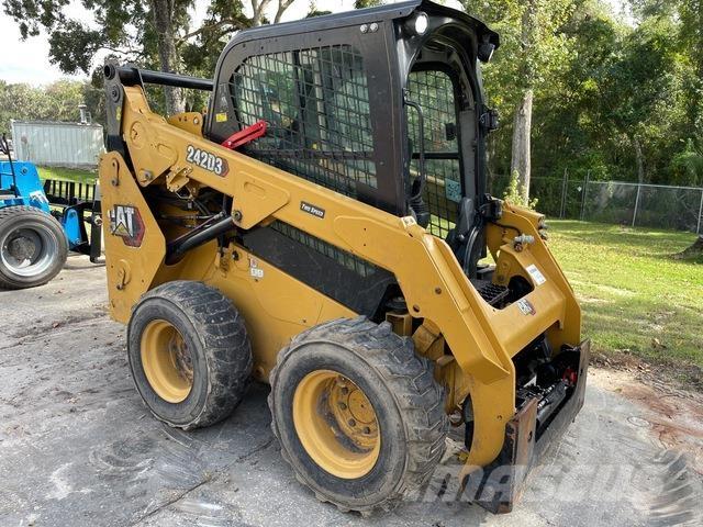 CAT 242D3 滑移装载机