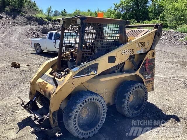 CAT 252 滑移装载机