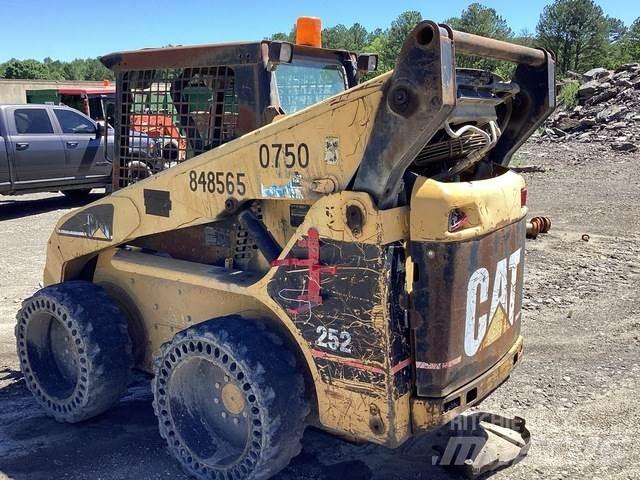 CAT 252 滑移装载机