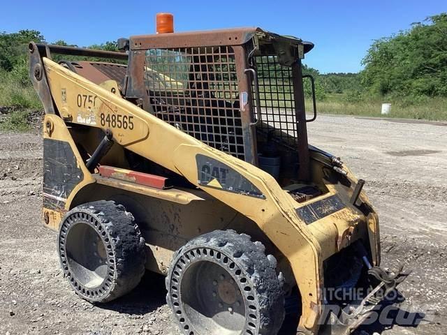 CAT 252 滑移装载机