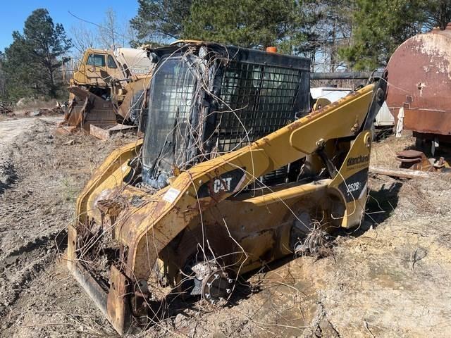 CAT 252B3 滑移装载机