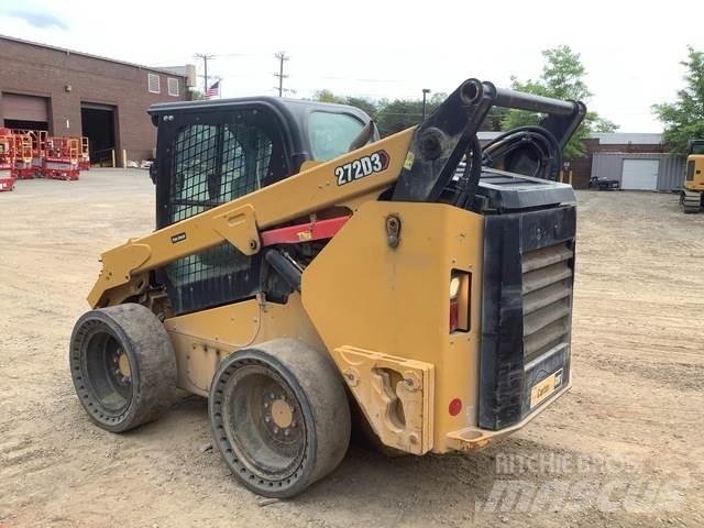 CAT 272D3 滑移装载机