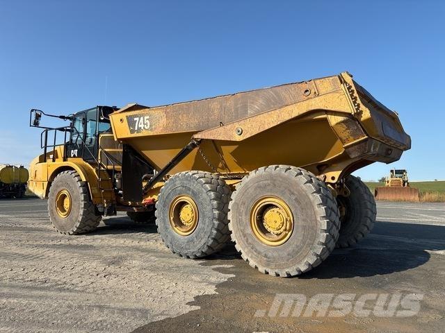 CAT 745 铰接式自卸车