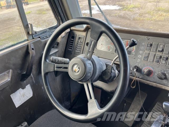 CAT 775D 铰接式自卸车