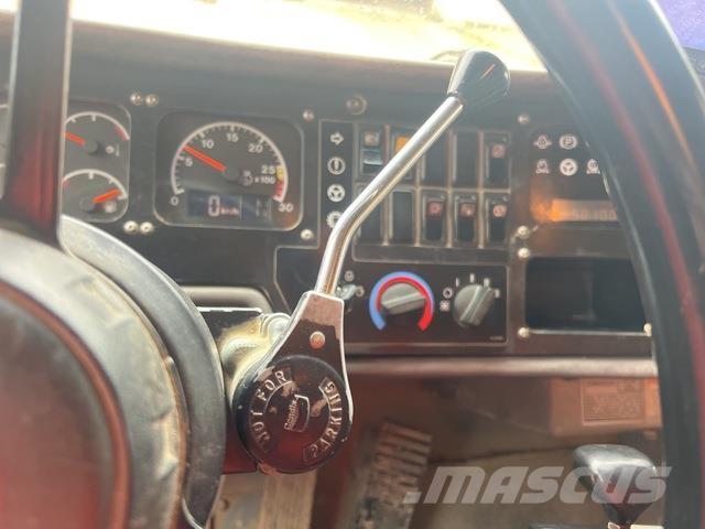 CAT 775D 铰接式自卸车