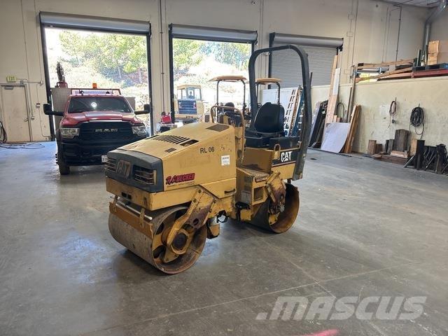 CAT CB-214C 双轮压路机