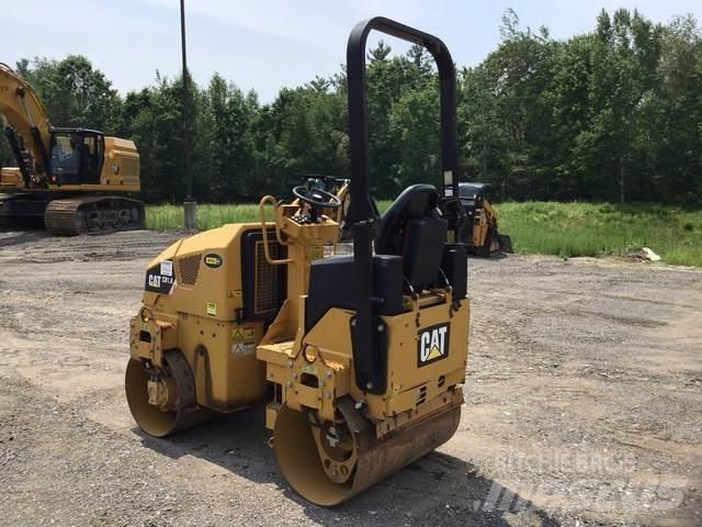 CAT CB1.8 双轮压路机