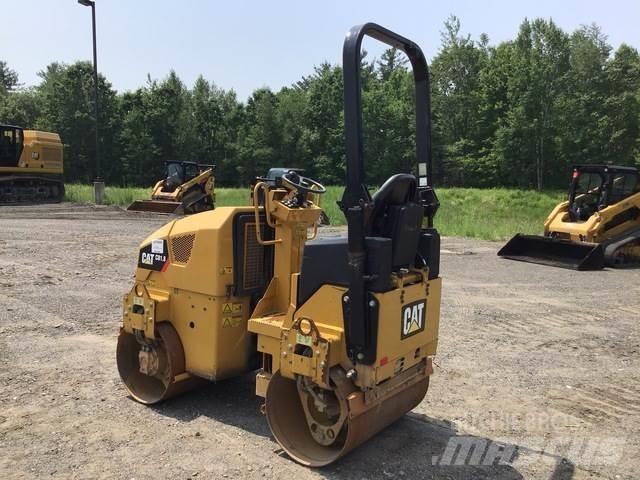 CAT CB1.8 双轮压路机