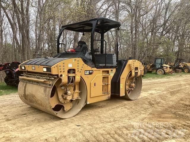 CAT CB13 双轮压路机