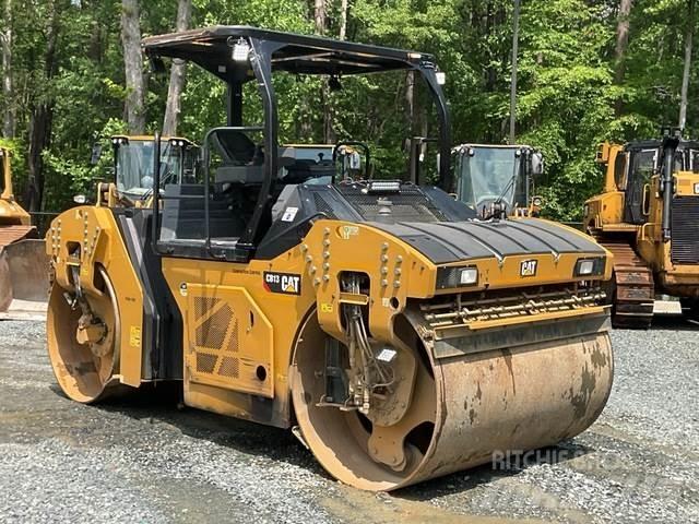 CAT CB13 双轮压路机