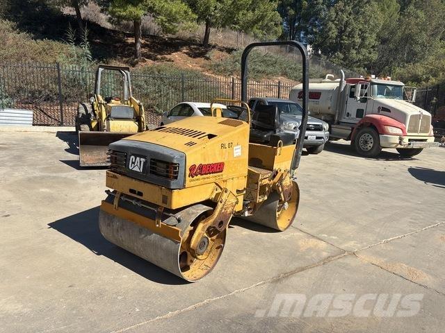 CAT CB224C 双轮压路机