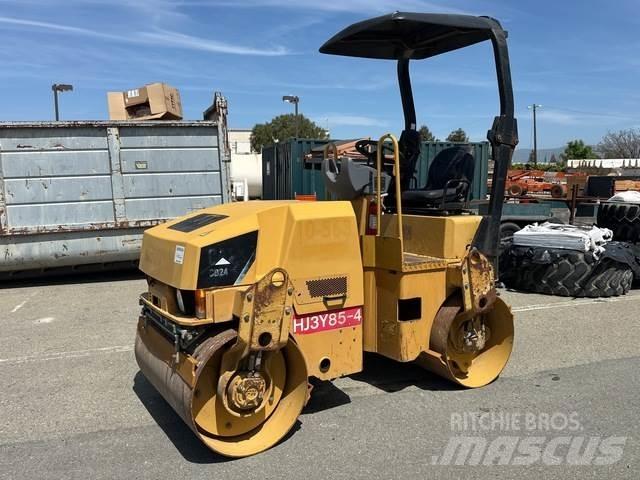 CAT CB24 双轮压路机
